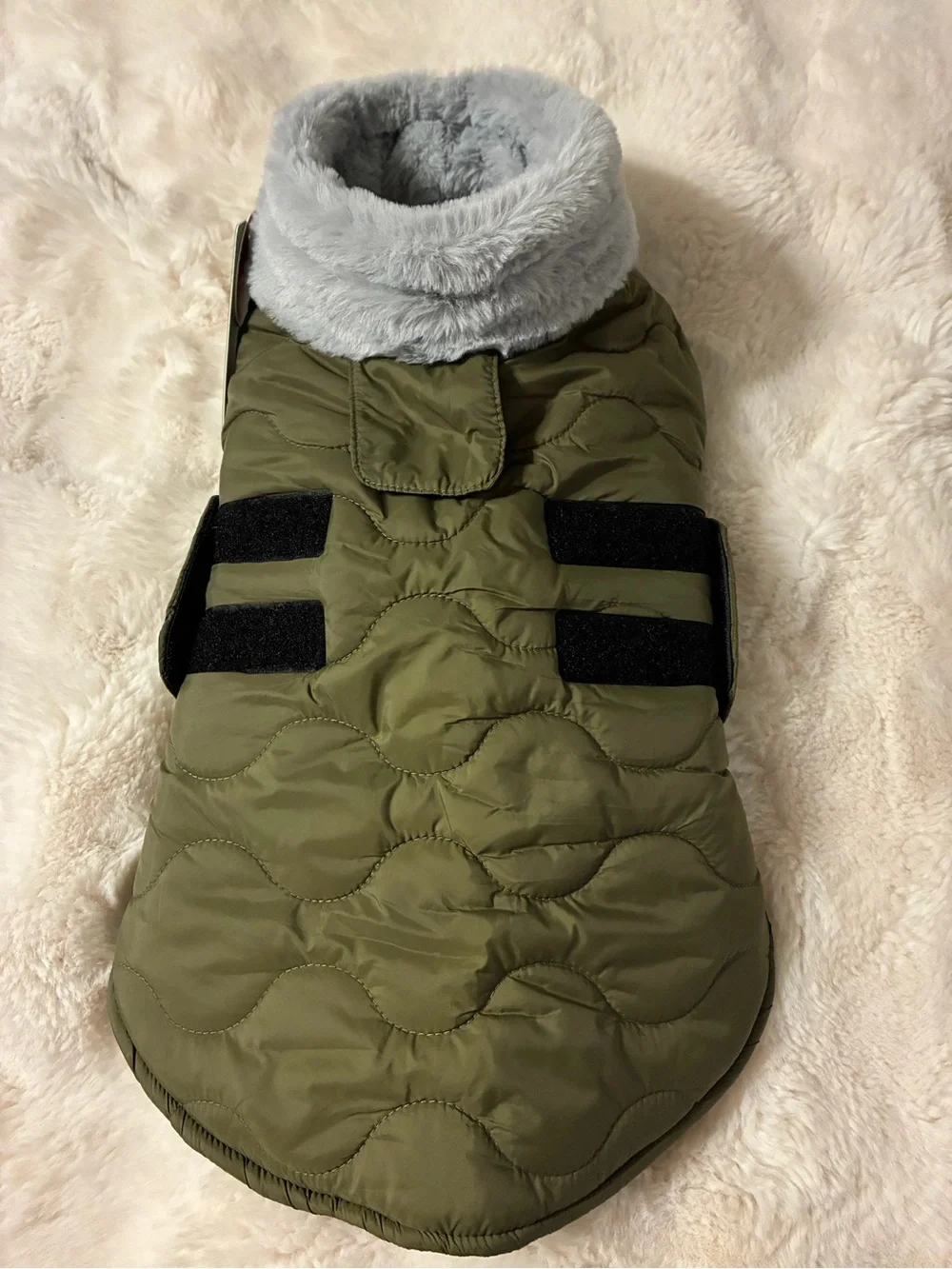 Kuoser Olive Green Quilted Dog Coat with Gray Faux Fur Collar SZ Medium NWT